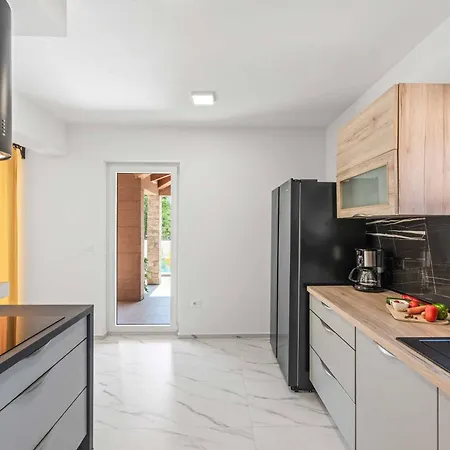 Starlight Gaze Villa Modrusani